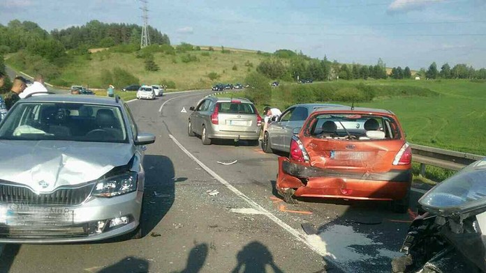 Nehoda piatich áut.
