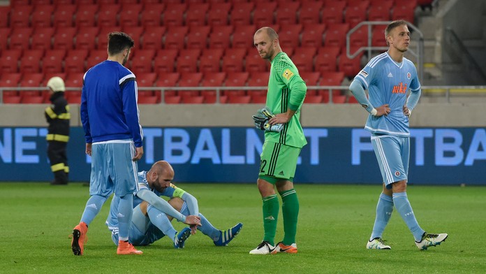 Sklamaní futbalisti Slovana po finále Slovenského pohára - sprava Kornel Saláta, brankár Ján Mucha a Róbert Vittek. 