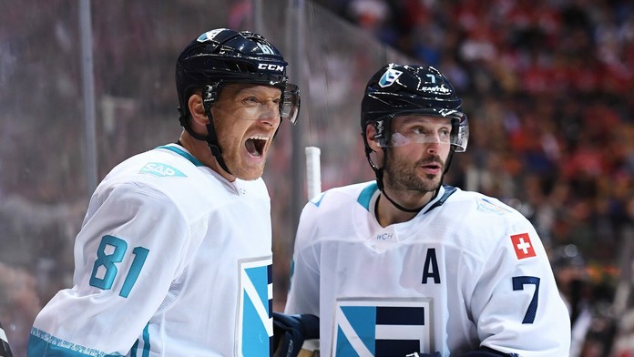 Marián Hossa sa teší po svojom góle spolu so spoluhráčom Markom Streitom.