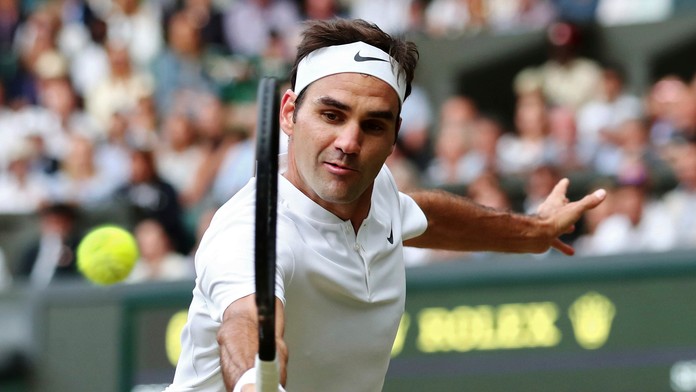 Roger Federer počas semifinále Wimbledonu proti Tomášovi Berdychovi.