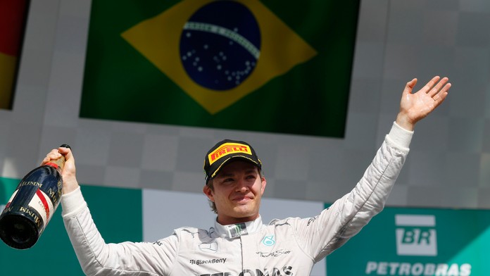 Nico Rosberg oslavuje viťazstvo vo Veľkej cene Brazílie na okruhu Interlagos.
