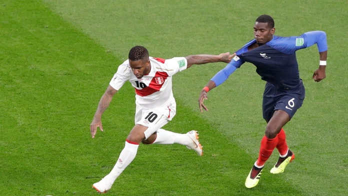 Farfan v súboji s Pogbom.