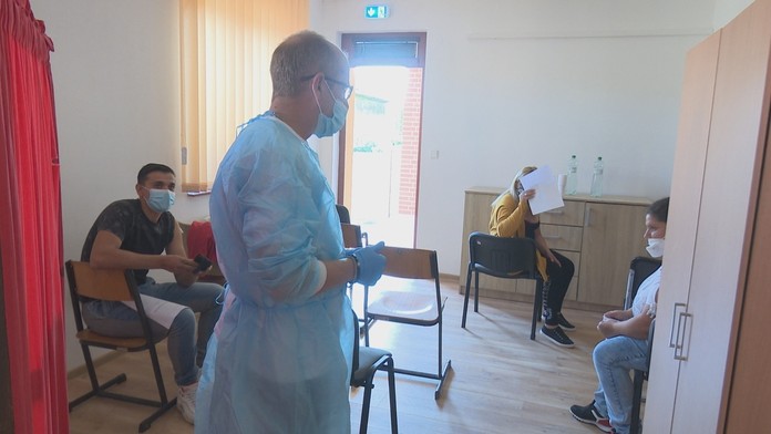 Zdravotníci očkujú v malých obciach.