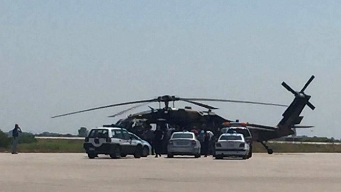 Turecký vrtuľník s pučistami pristál v Grécku.