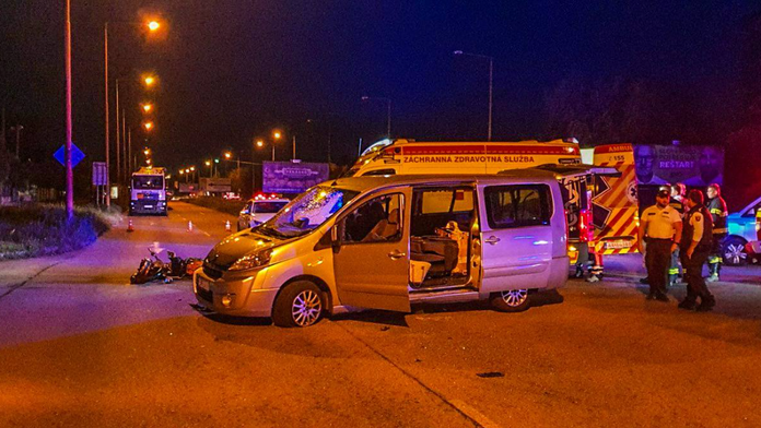 Na snímke polícia dokumentuje miesto po tragickej nehode v Košiciach.