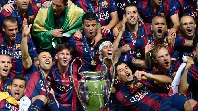 Hráči FC Barcelona oslavujú s trofejou víťazstvo vo finále LM nad Juventusom Turín 3:1