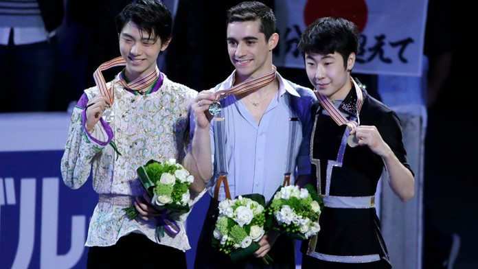 Staronový majster sveta Javier Fernandez, vľavo strieborný Juzuru Hanjua a bronzový Po-jang Ťin.  