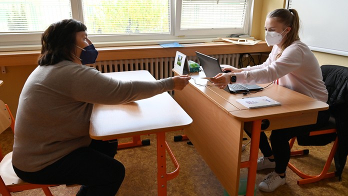 Obyvateľka Trnavy a vpravo asistentka sčítania.