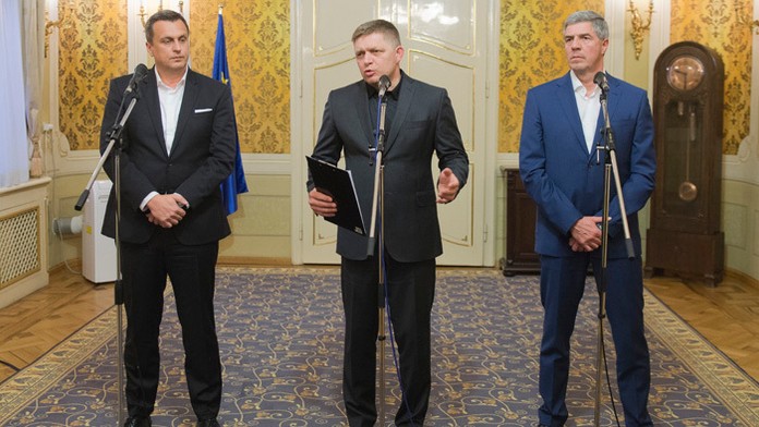 Andrej Danko (SNS), Robert Fico (Smer-SD) a Béla Bugár (Most-Híd).