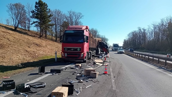 Dve dopravné nehody na dôležitom úseku: Zasahovali všetky záchranné zložky