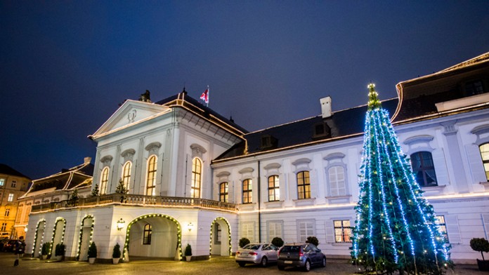 Rozsvietená vianočná výzdoba a stromček na prednom nádvorí Prezidentského paláca.