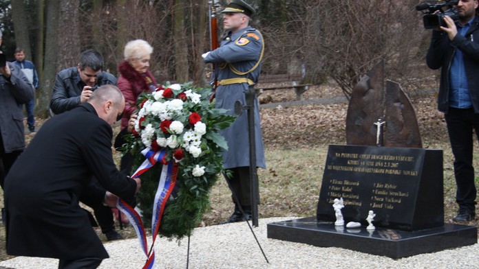 Pietnou spomienkou si dnes verejnosť v Novákoch pripomenula obete tragického výbuchu.