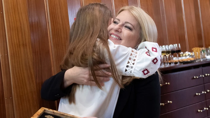 Dievčatko objíma prezidentku.