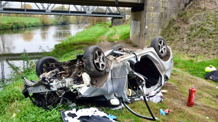 Na snímke zničené auto po páde z mosta ponad rieku Nitra.