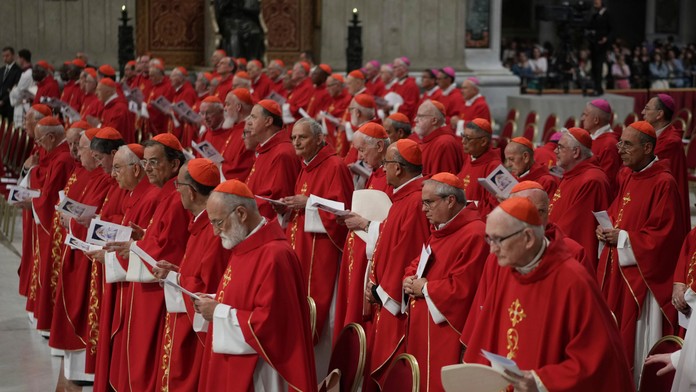 Kardinálov čaká počas konkláve úplná izolácia. Aké opatrenia platia pri voľbe pápeža?