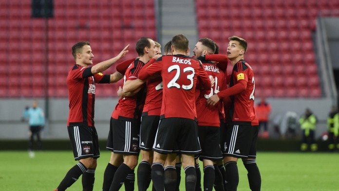 Hráči Trnavy oslavujú gól proti Trenčínu.