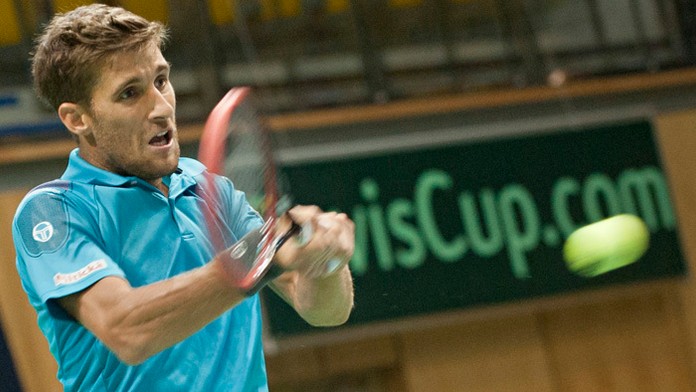 Daviscupový reprezentant Martin Kližan odvracia loptičku Poliakovi Michalovi Przysieznemu.