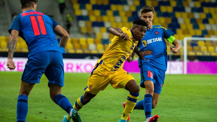 Na snímke zľava David Raul Miculescu (FCSB), Milan Dimun (Dunajská Streda) a Octavian Popescu (FCSB).