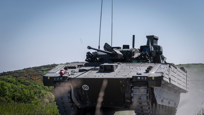 Šesť miliárd môže skončiť v koši. Malo to byť najmodernejšie bojové vozidlo Európy, no sa stalo nočnou morou posádky