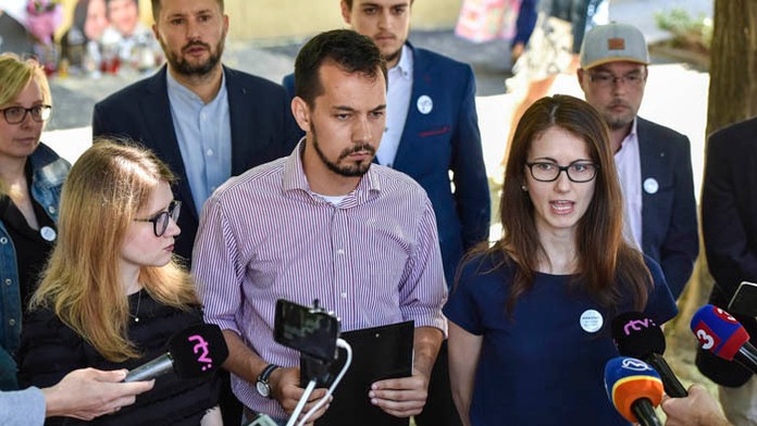 Zástupcovia z iniciatívy Za slušné Slovensko sprava Veronika Bruncková, Juraj Šeliga a vľavo Karolína Farská.
