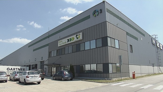 Polícia pred dubnickou firmou.