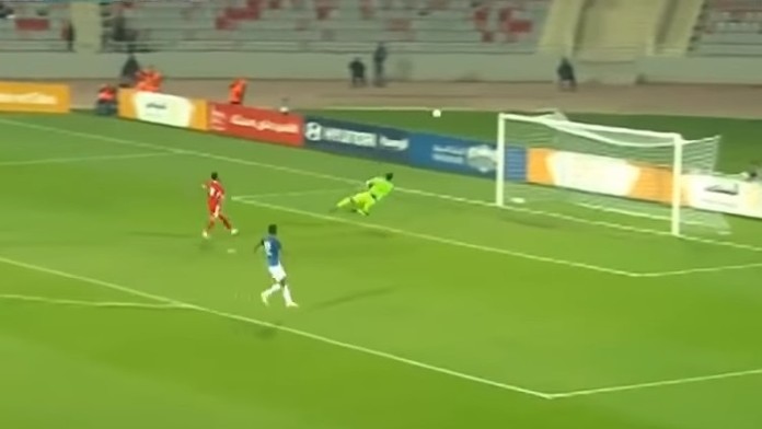 Jordánsky brankár Amer Shafi dal Indii gól z celého ihriska.