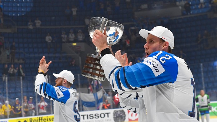 Šéfkuchár Braňo Križan pripravuje nové bagety pre OMV.