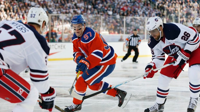 Connor McDavid (Edmonton) v zápase pod holým nebom Heritage Classic proti Winnipegu Jets.