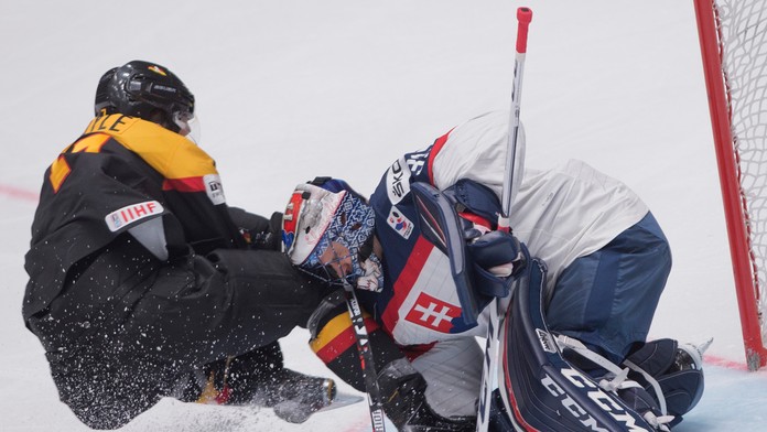 Július Hudáček v strete s Darylom Boyleom v zápase Slovensko - Nemecko.