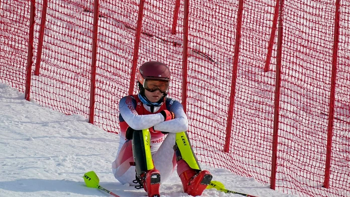 Mikaela Shiffrinová sedí na trati po tom, ako vypadla v 1.kole slalomu žien.