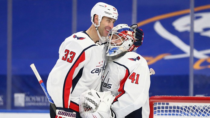 Zdeno Chára a brankár Washingtonu Vítek Vaněček.