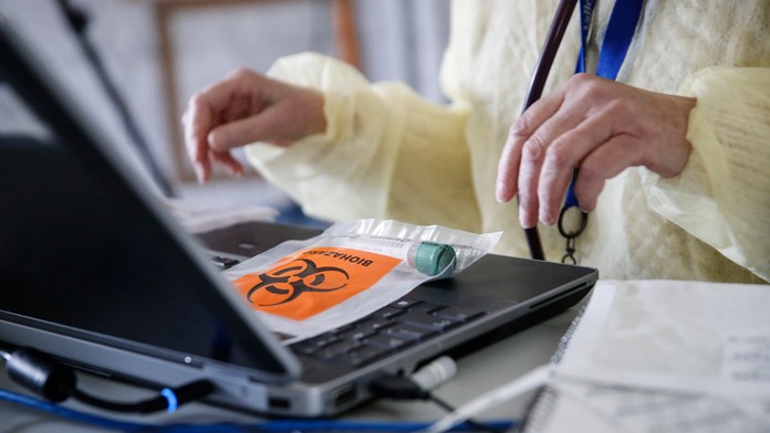 Ozbrojení policajti vtrhli do anglického mestečka. Mali zneškodniť živého tigra, všetko bolo inak
