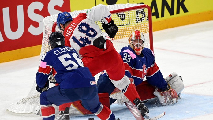 Česi aj Švajčiari zvládli úvodné zápasy a potvrdili rolu favoritov