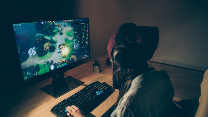 Žena hrajúca počítačovú hru.