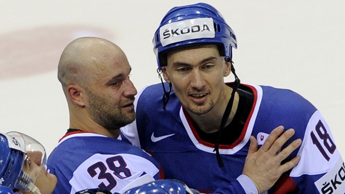 Miroslav Šatan a Pavol Demitra na snímke po zápase s Dánskom 9. mája  2011, keď ukončil reprezKariéru na MS v Bratislave.