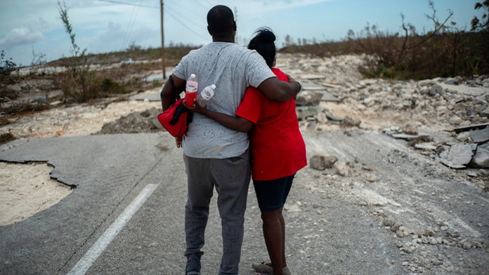 Túto mladú dvojicu hľadá polícia.