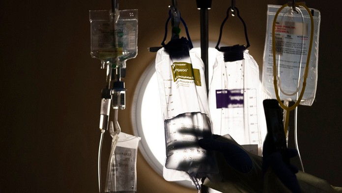 Zdravotná sestra kontroluje pacienta s ochorením COVID-19.