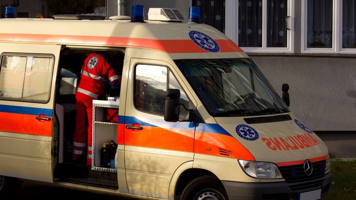 Obcou v Poľsku otriasla tragédia. Batoľa zomrelo po zásahu elektrickým prúdom na oslave vlastných narodenín