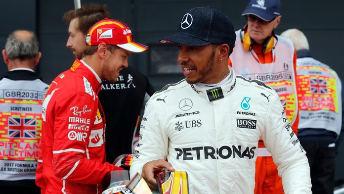 Lewis Hamilton a Sebastian Vettel po skončení kvalifikácie na Veľkú cenu Veľkej Británie.