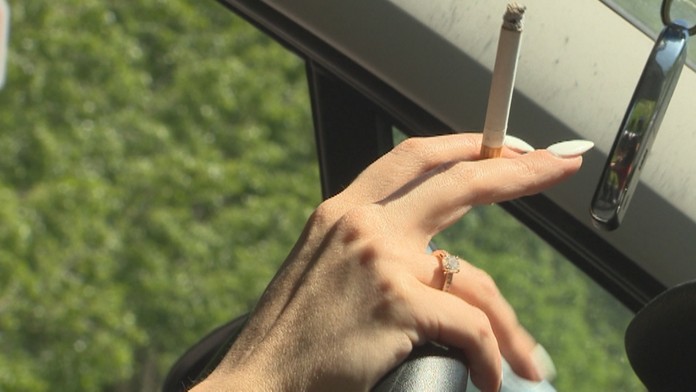 Po prekročení hraníc to už také jednoduché s cigaretou v aute nie je. 