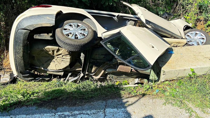 Rútil sa po stredovej čiare, uhnúť sa stihlo len prvé auto, hovoria miestni. Vodič nehodu neprežil