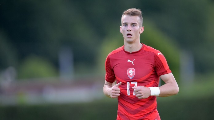 Český útočník Václav Chair-Knee (Černý).