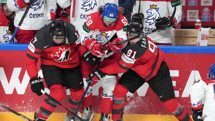 VIDEO: Kanada spučila Čechov v 3. tretine, poškodili ich rozhodcovia? Fanúšikovia zahádzali plochu