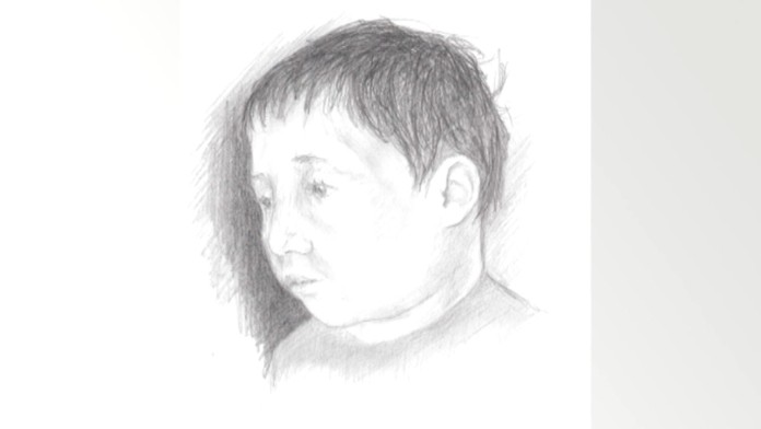 Malý chlapček v kufri.