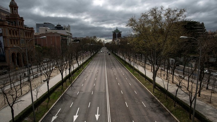 Takmer prázdna ulica Paseo de la Castellana, jedna z hlavných ciest v Madride.