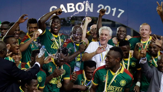 Hráči Kamerunu oslavujú zisk titulu Afrického šampióna.