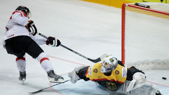 Rakúšan Konstantin Komarek premieňa rozhodujúci nájazd proti Nemecku.