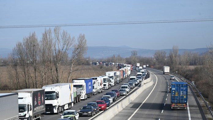 Taliansko chce vodičom vracať peniaze za státie v kolónach. Na Slovensku by to mohlo fungovať tiež, tvrdí analytik