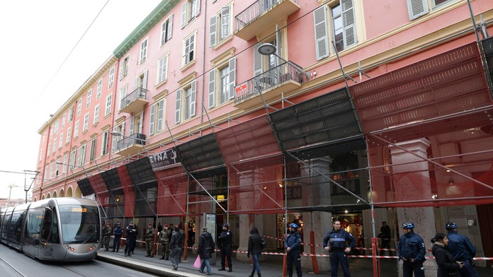 Vojaci hliadkujú vo francúzskom Nice