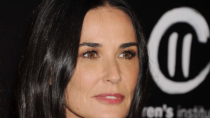 Nalíčená Demi Moore.